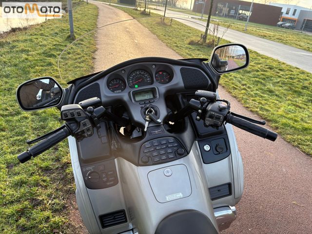 honda - gl-1800-goldwing-touring-deluxe