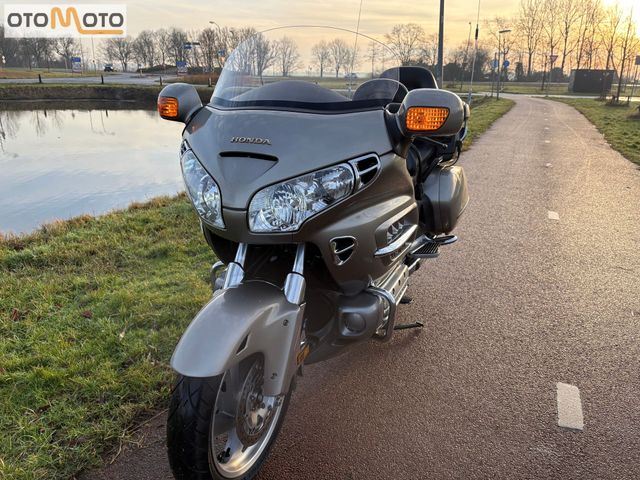 honda - gl-1800-goldwing-touring-deluxe
