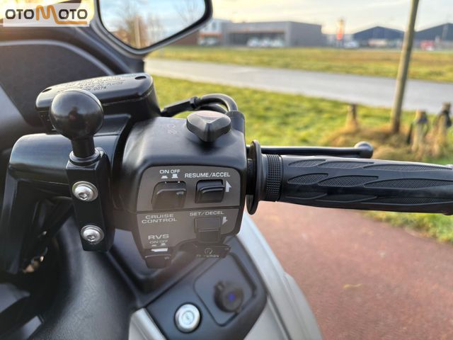 honda - gl-1800-goldwing-touring-deluxe