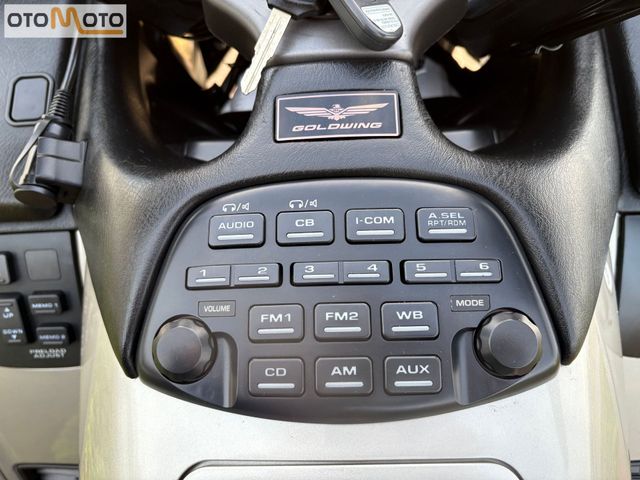 honda - gl-1800-goldwing-touring-deluxe