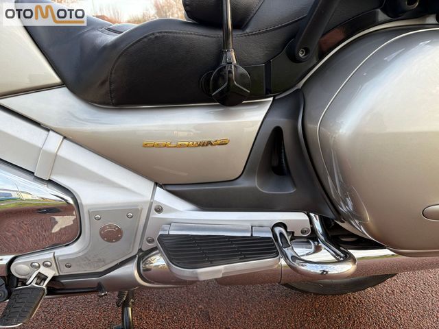 honda - gl-1800-goldwing-touring-deluxe