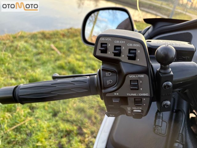 honda - gl-1800-goldwing-touring-deluxe