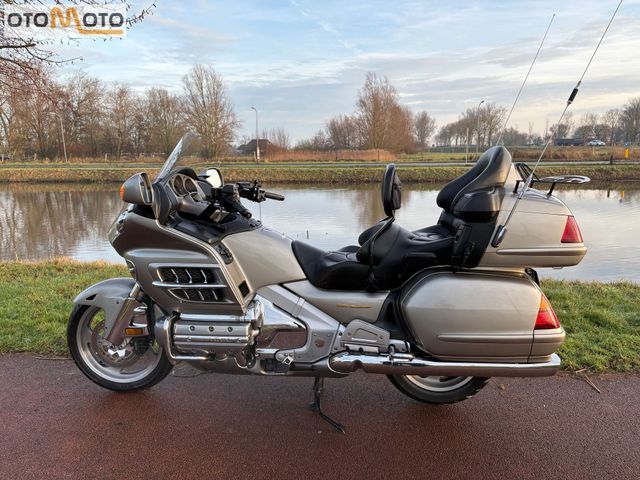 honda - gl-1800-goldwing-touring-deluxe