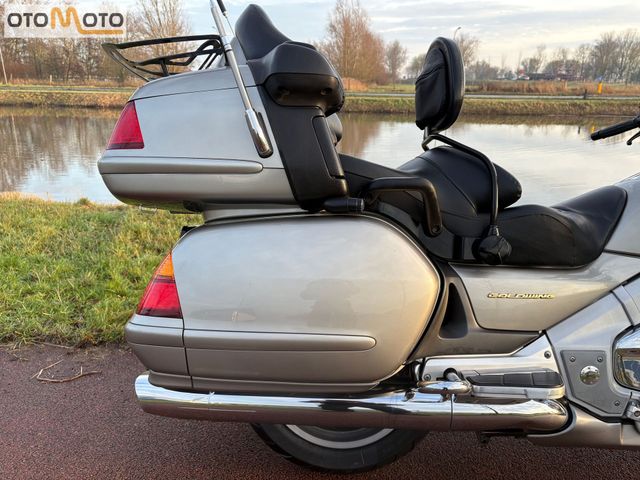 honda - gl-1800-goldwing-touring-deluxe