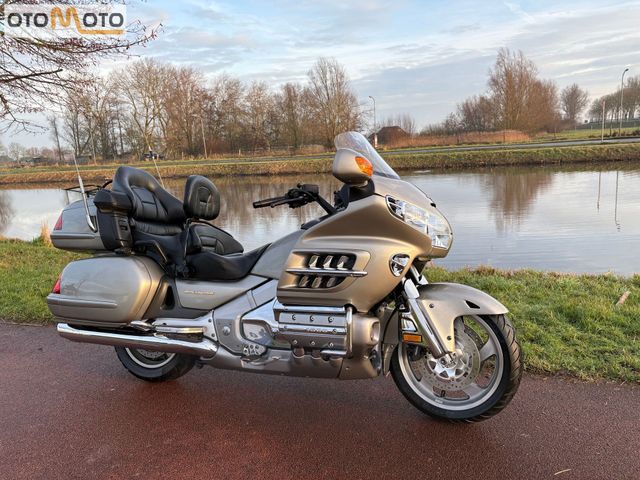 honda - gl-1800-goldwing-touring-deluxe