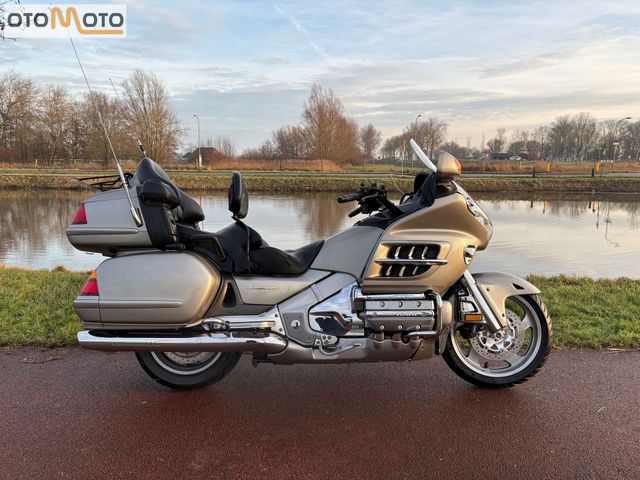 honda - gl-1800-goldwing-touring-deluxe