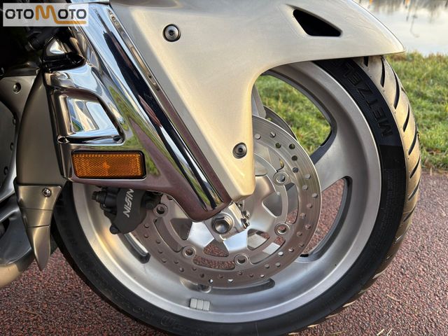 honda - gl-1800-goldwing-touring-deluxe