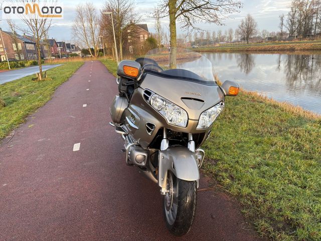 honda - gl-1800-goldwing-touring-deluxe