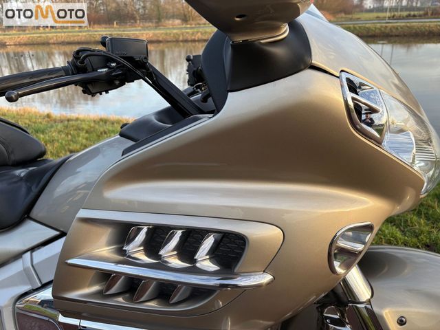 honda - gl-1800-goldwing-touring-deluxe