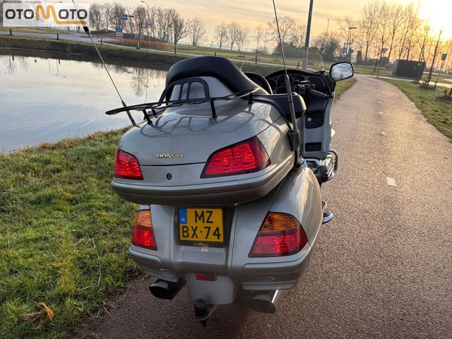 honda - gl-1800-goldwing-touring-deluxe