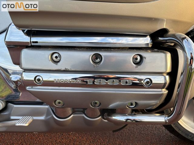 honda - gl-1800-goldwing-touring-deluxe