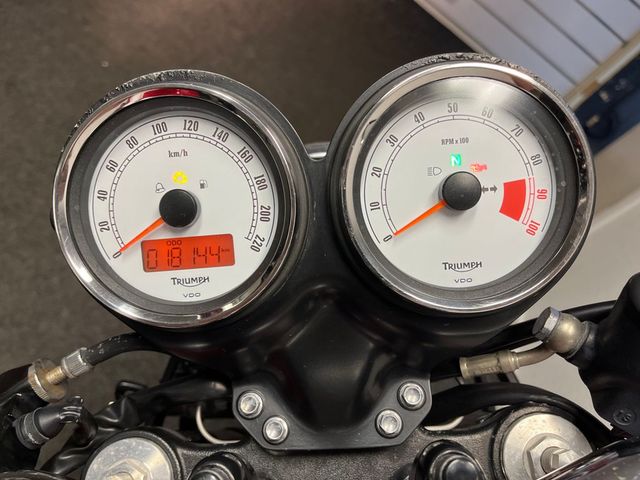triumph - thruxton-900