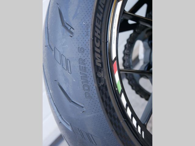 aprilia - rsv-4-r