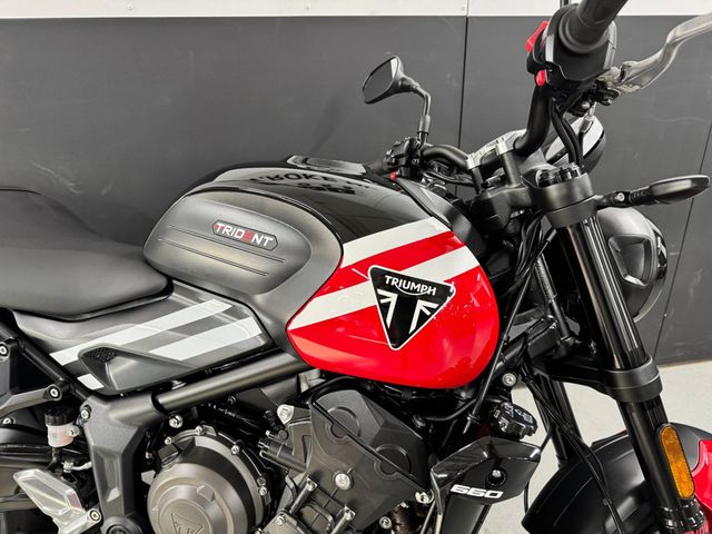 triumph - trident-660