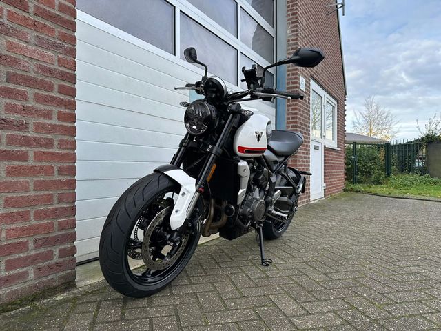 triumph - trident-660