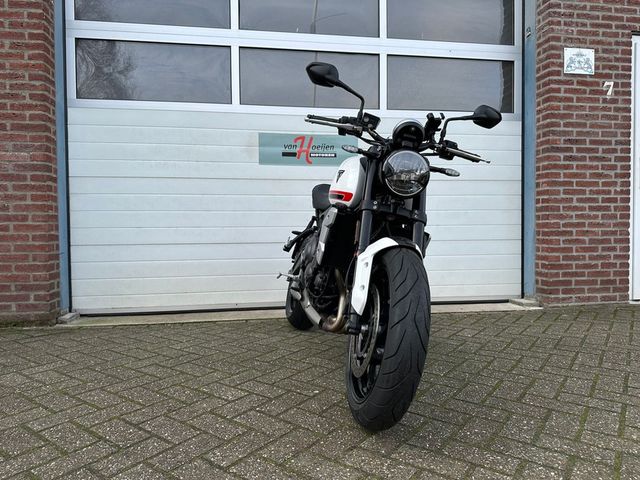 triumph - trident-660