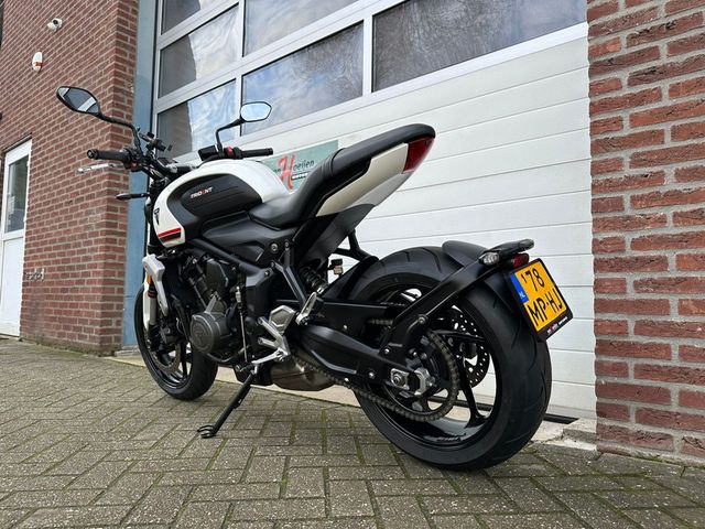 triumph - trident-660