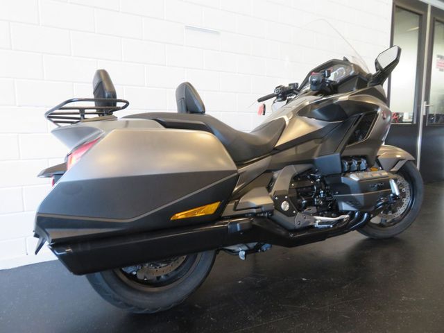 honda - gl-1800-goldwing-bagger