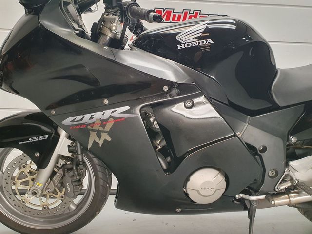 honda - cbr-1100--xx-super-blackbird