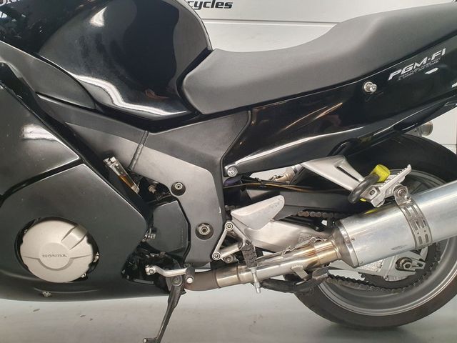 honda - cbr-1100--xx-super-blackbird