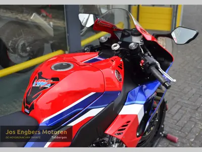 HONDA CBR 1000 RR-R FIREBLADE – foto 4