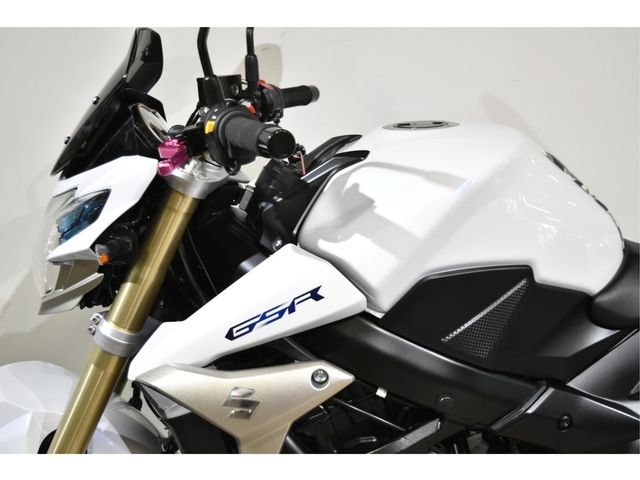 suzuki - gsr-750-a-street-extreme