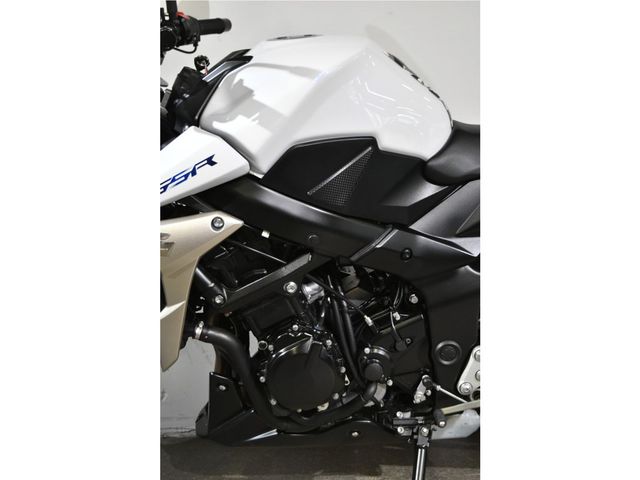 suzuki - gsr-750-a-street-extreme