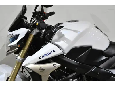 SUZUKI GSR 750 A STREET EXTREME – foto 3