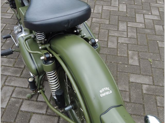 royal-enfield - classic-500-battle-green
