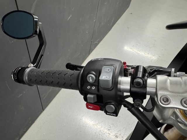 triumph - thruxton-1200-r