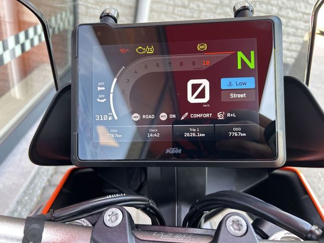 ktm - 1290-super-duke-gt