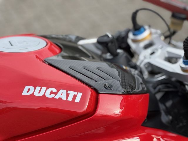 ducati - panigale-v4-s
