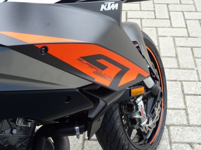 ktm - 1290-super-duke-gt
