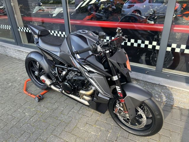 ktm - 1390-super-duke-rr-track
