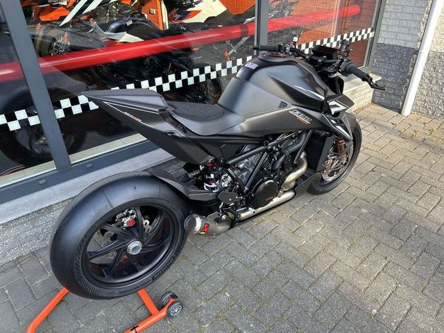 ktm - 1390-super-duke-rr-track