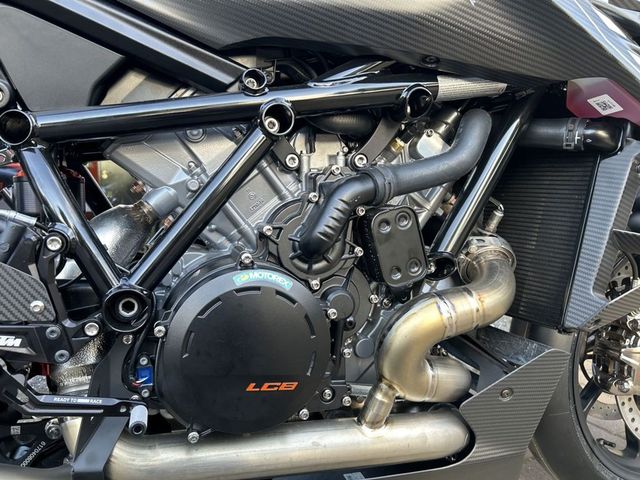 ktm - 1390-super-duke-rr-track