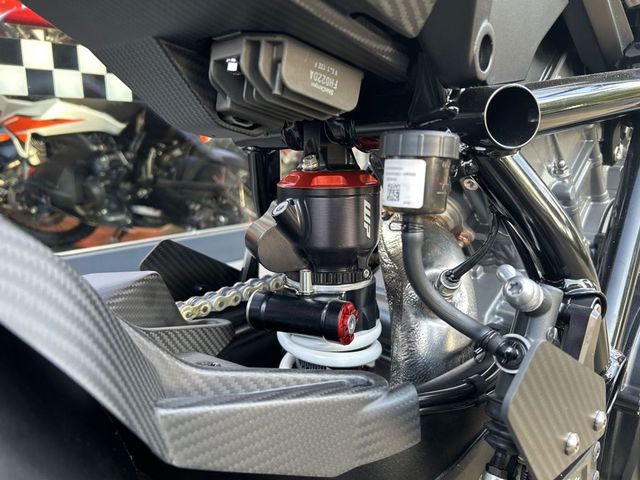 ktm - 1390-super-duke-rr-track