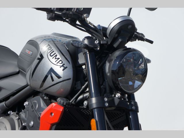 triumph - trident-660