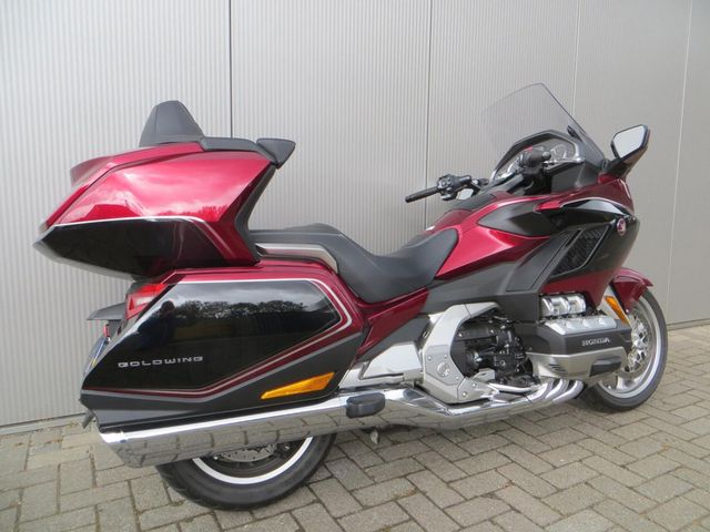 honda - gl-1800-goldwing-touring-deluxe