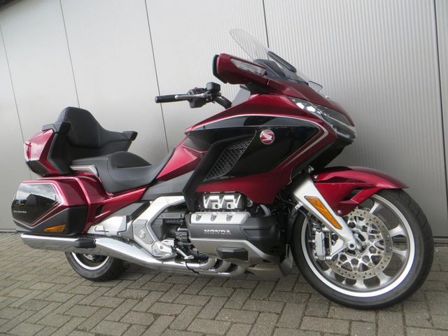 honda - gl-1800-goldwing-touring-deluxe