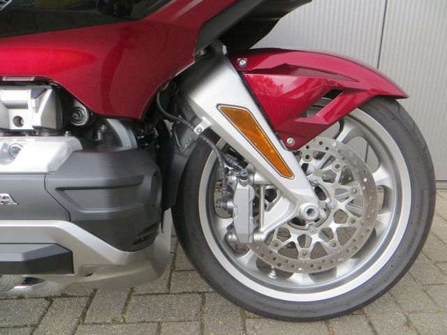 honda - gl-1800-goldwing-touring-deluxe