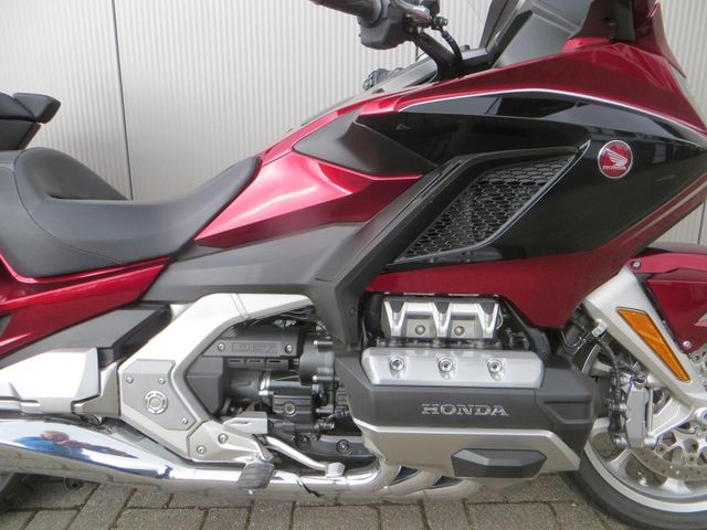 honda - gl-1800-goldwing-touring-deluxe