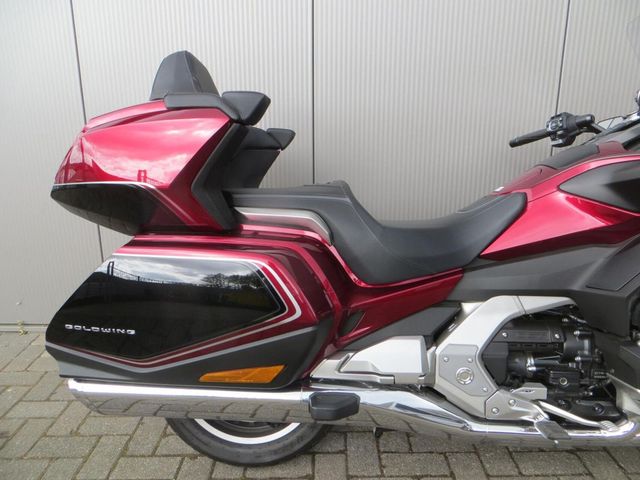 honda - gl-1800-goldwing-touring-deluxe