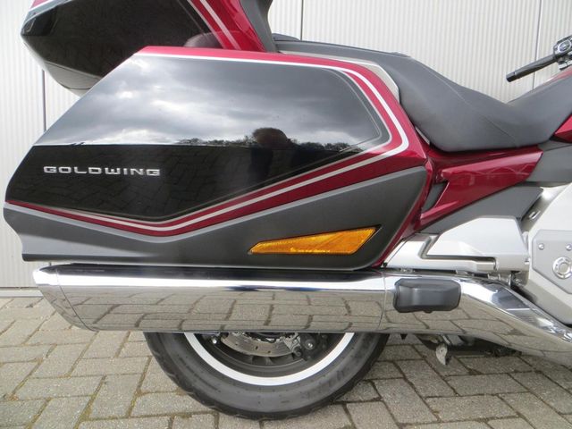 honda - gl-1800-goldwing-touring-deluxe
