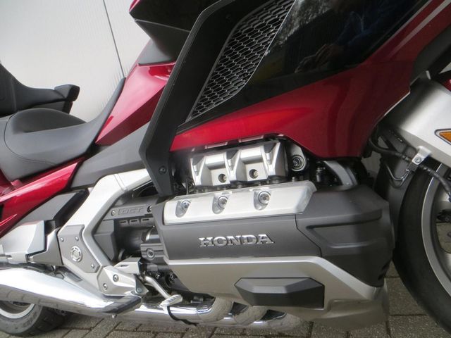 honda - gl-1800-goldwing-touring-deluxe