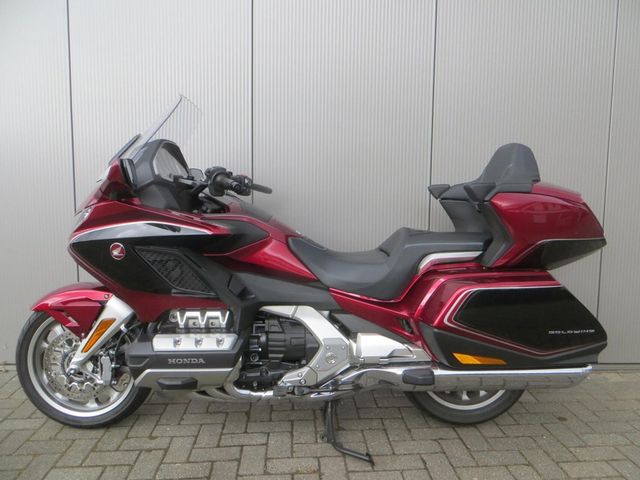 honda - gl-1800-goldwing-touring-deluxe