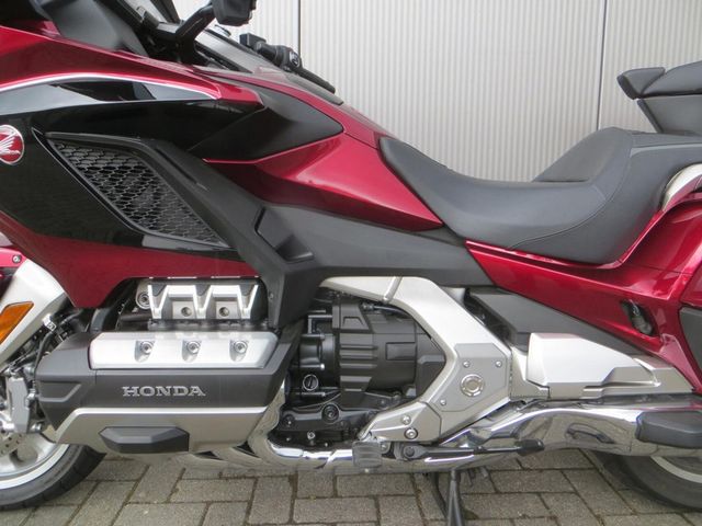 honda - gl-1800-goldwing-touring-deluxe