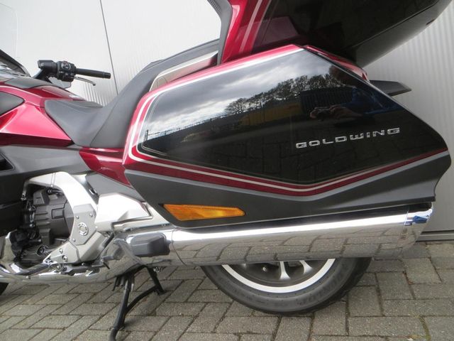 honda - gl-1800-goldwing-touring-deluxe