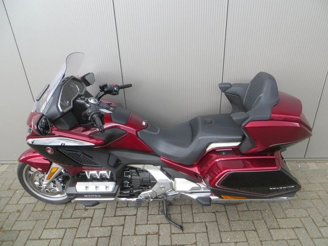 honda - gl-1800-goldwing-touring-deluxe
