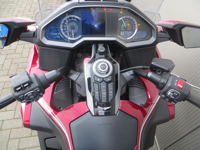 honda - gl-1800-goldwing-touring-deluxe